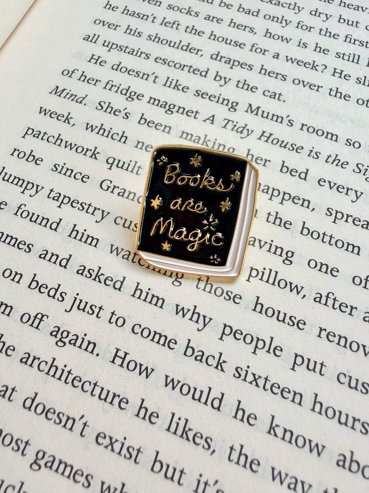 'books are magic' pin / badge