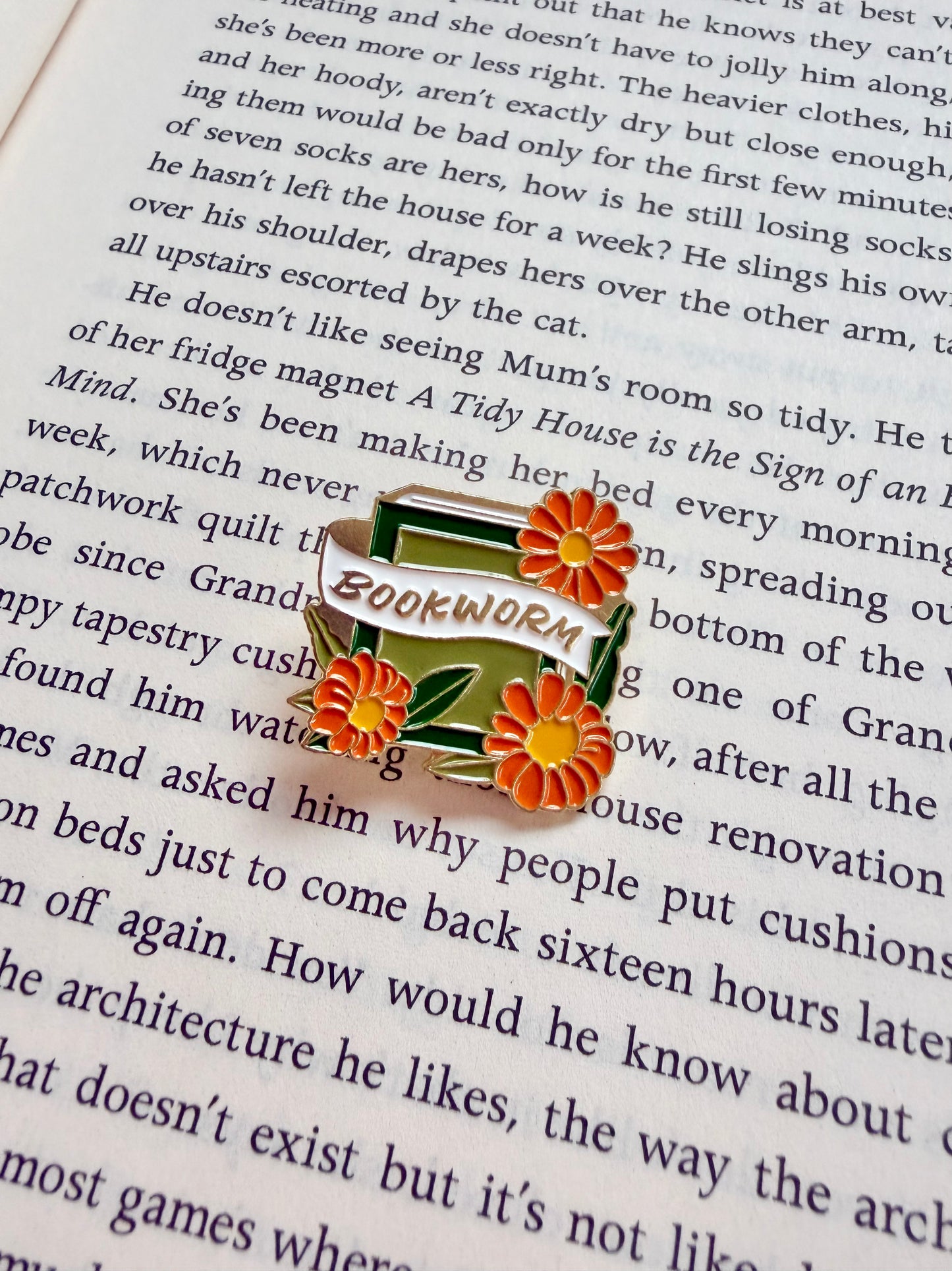 'bookworm' flowers pin / badge