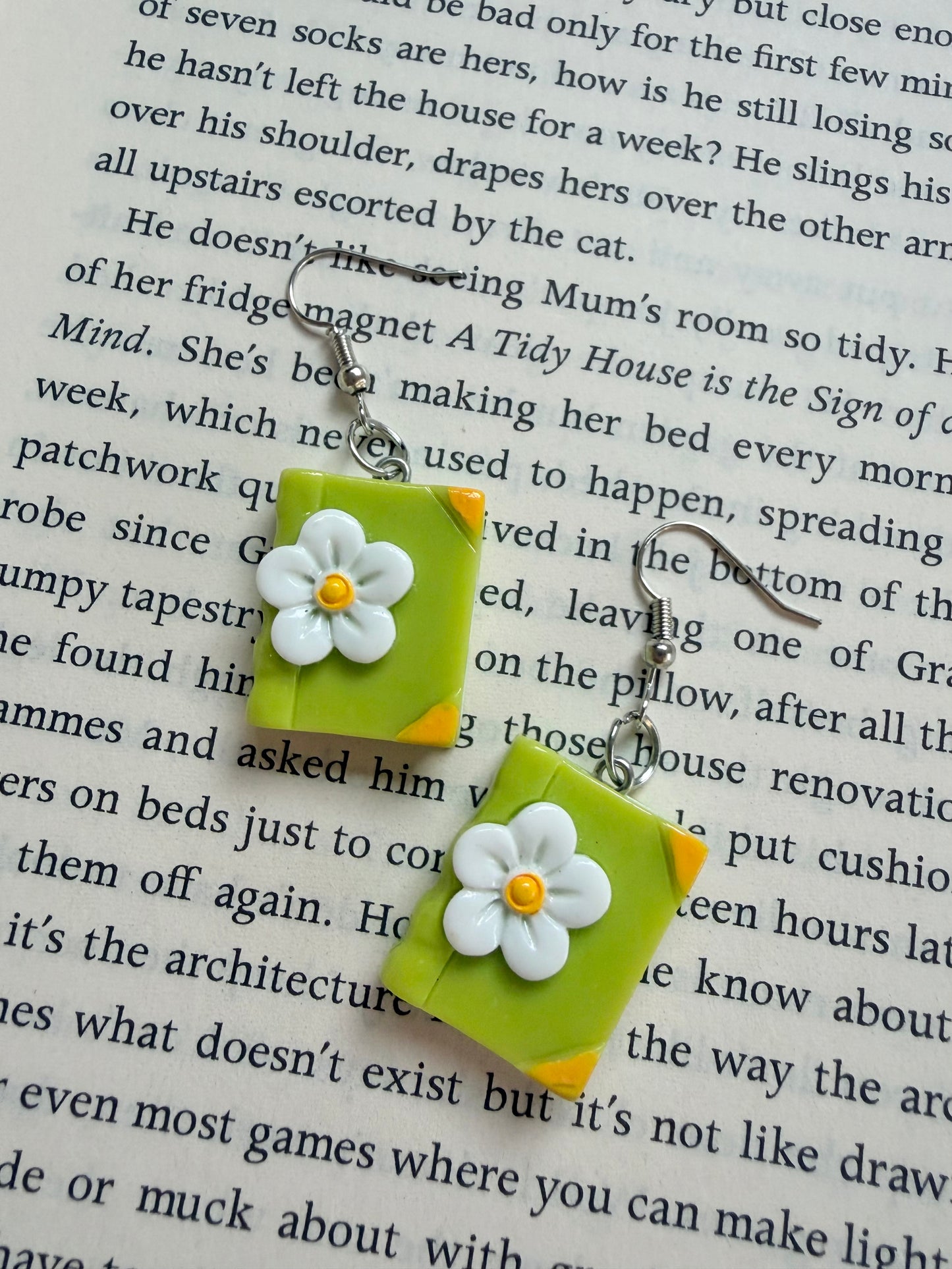 books and flowers earrings (green)