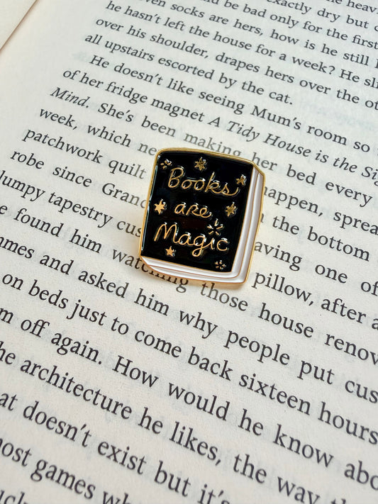 'books are magic' pin / badge