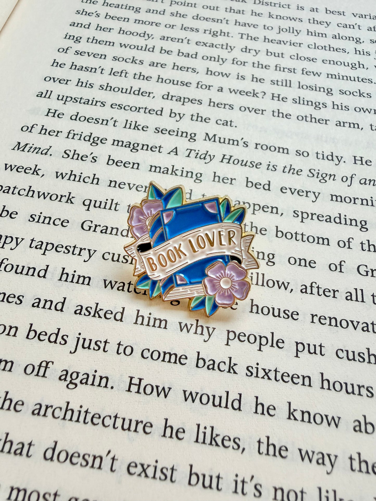 'book lover' pin / badge
