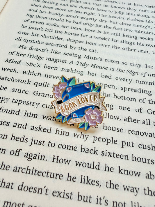 'book lover' pin / badge