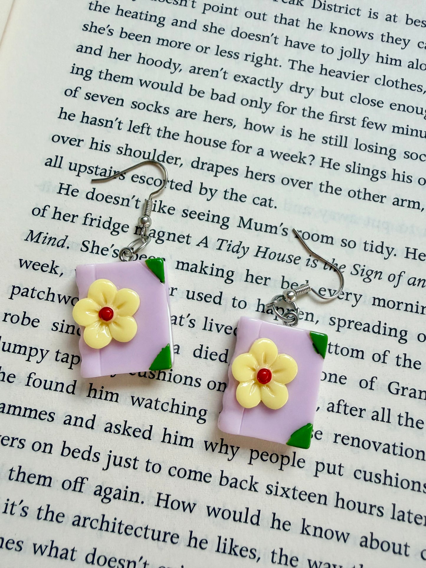 books and flowers earrings (purple)