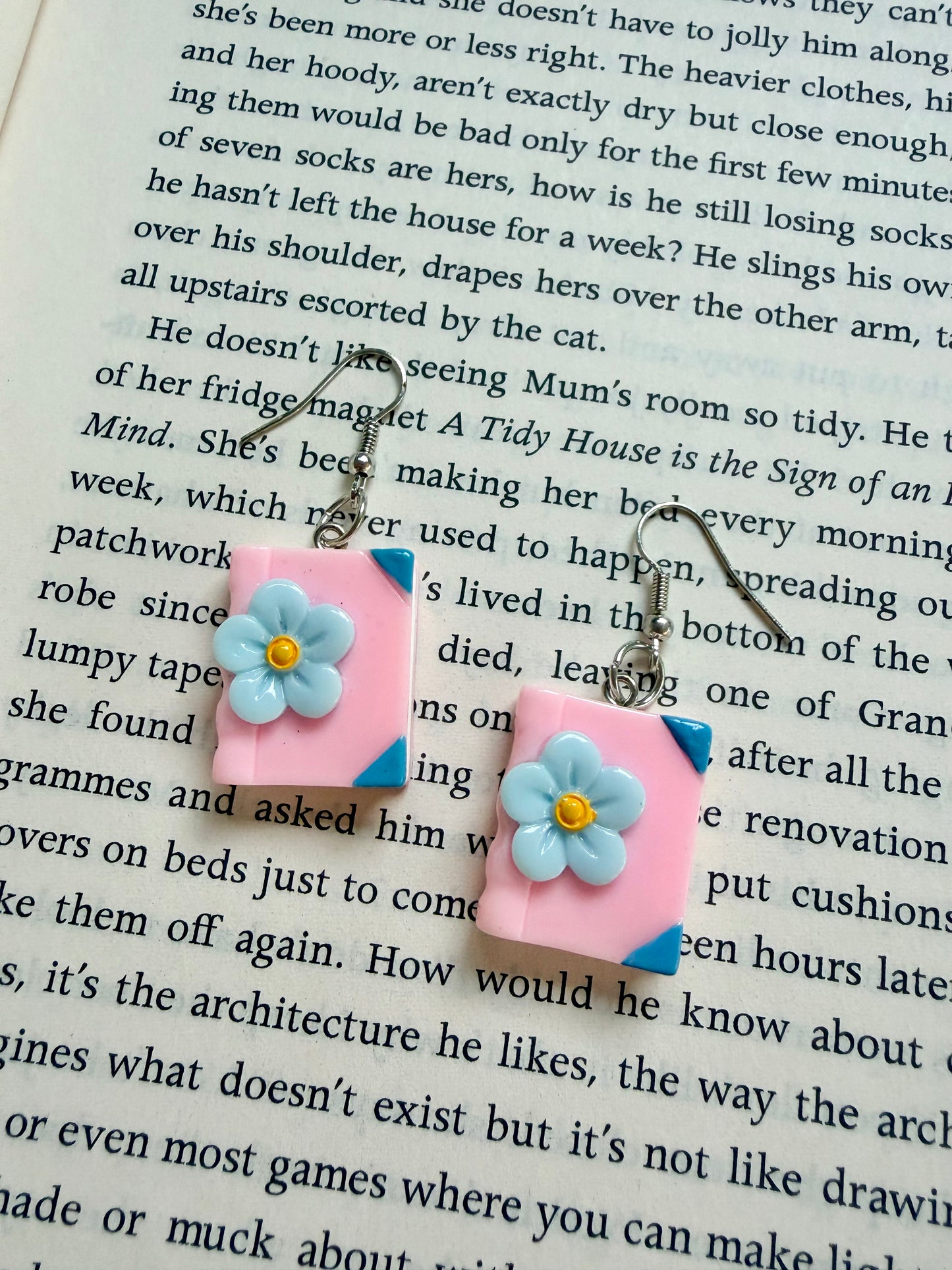 books and flowers earrings (pink)