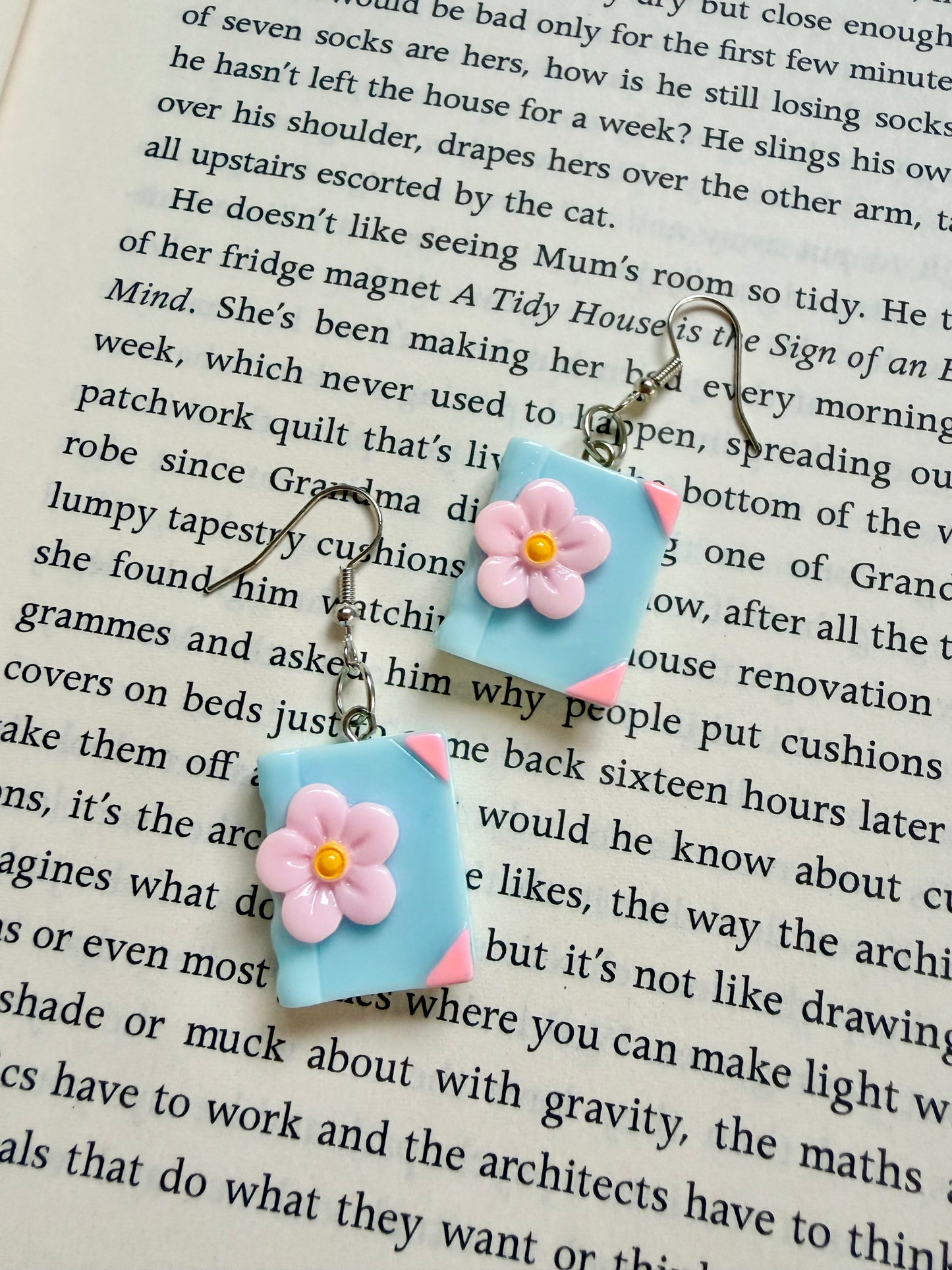 books and flowers earrings (blue)
